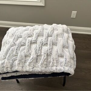 La Parisienne Throw NWOT